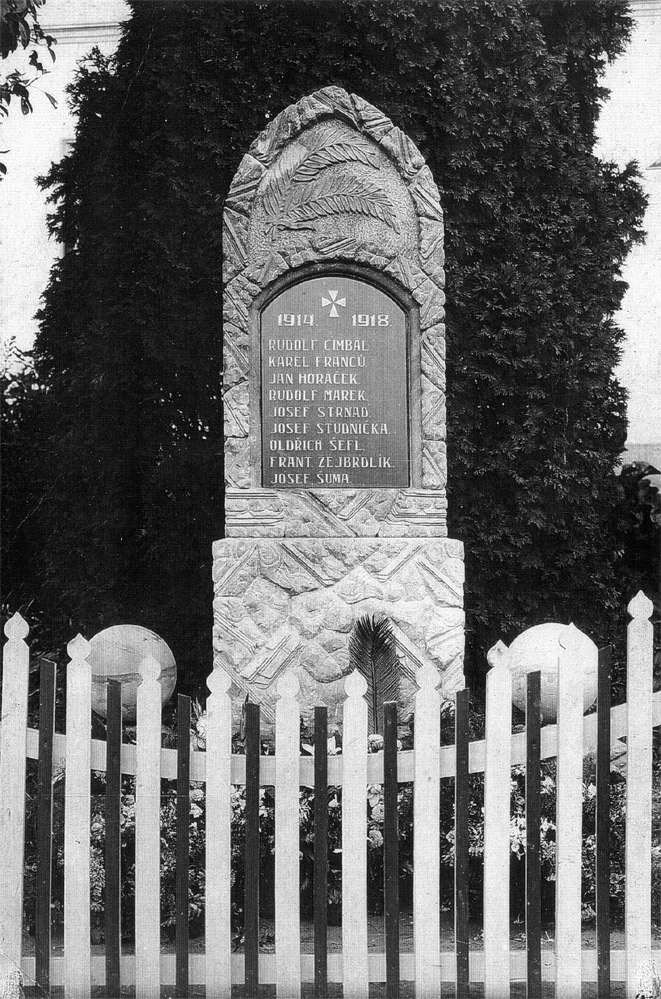 Pomník padlým v 1. světové válce u hřbitova.