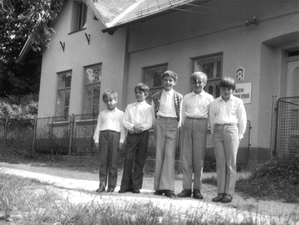 Jedni z posledních žáků školy v Kacanovech v roce 1975